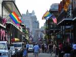 Muito movimento na Bourbon Street, a rua mais famosa de New Orleans, na Louisiana - Estados Unidos